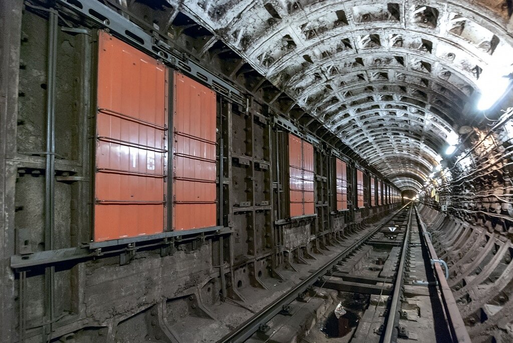 На станциях метро сделать