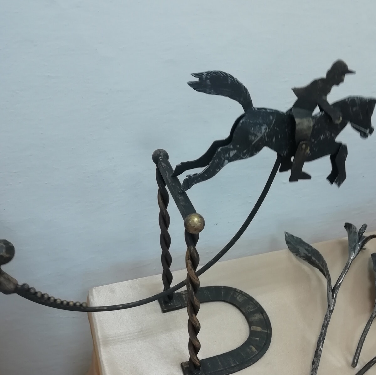 Такая вот игрушка. Иллюзия, что лошадка скачет.. Фото автора. 