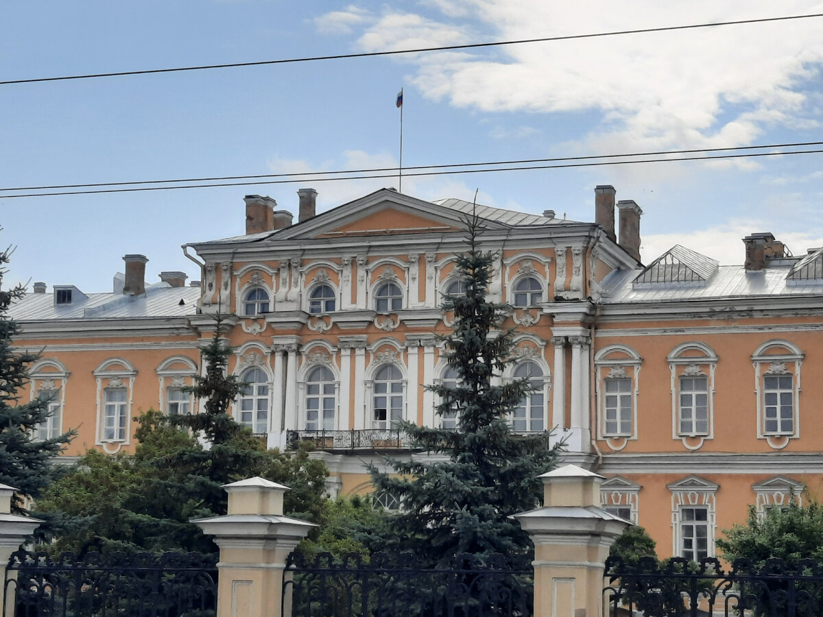 Фасад удалось сфотографировать от Гостиного двора.