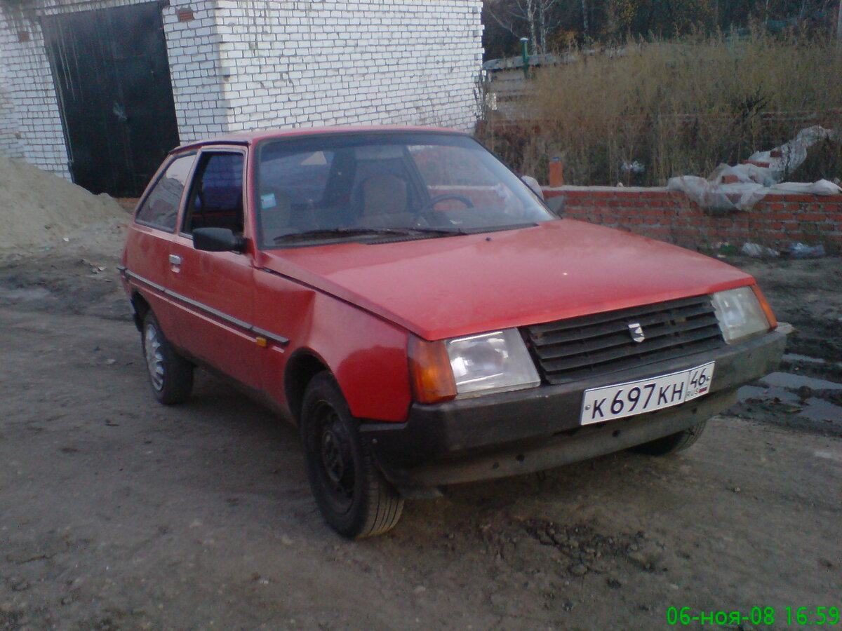 ЗАЗ 1102 "Таврия". На фото мой первый личный автомобиль, купленный на деньги, которые я заработал в качестве помощника слесаря (Отца). На тот момент мне было 15 лет