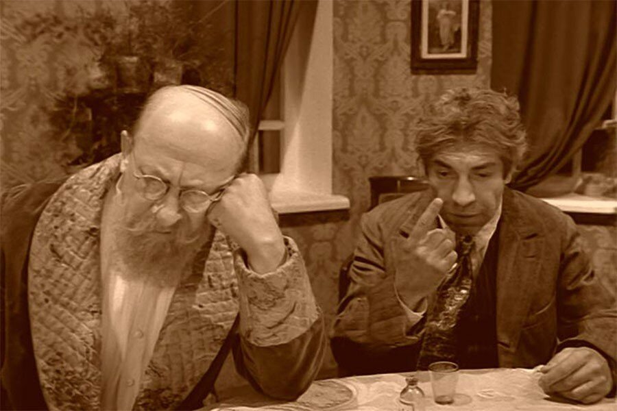 – Не читайте до обеда советских газет! – Все отнять и поделить! – Котов душили, душили… – Разруха не в клозетах, а в головах! – Абырвалг. – Человеку без документов строго воспрещается существовать.