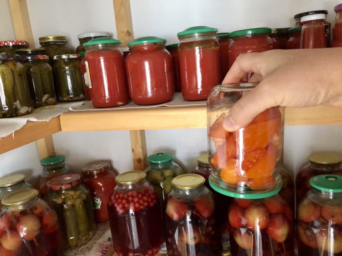 Вакуумные крышки надежно закупоривают банки с консервацией