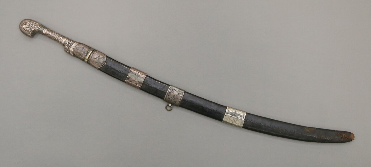 В Псковском музее-заповеднике находится интересный экспонат – шашка, принадлежавшая участнику гражданской войны Орловскому Ивану Илларионовичу. Шашка представляет собой разновидность сабли, ее название имеет черкесское происхождение и означает «длинный нож». По всей видимости, именно черкесы стали изобретателями данного вида оружия. В письменных источниках слово «шашка» впервые фигурирует при описании оружия черкесов, сделанном в 1625 г. Старейшие изображения шашки сохранились в Грузинской книжной миниатюре XVII в., приведенной в монографии Мамуки Цурцумия, посвященной грузинскому оружию Х-XVII вв. Старейшая из сохранившихся четко датированных шашек в России относится к 1713 г. Сперва на Кавказе доминировали сабли, но после того, как в XVIII в. жители Кавказа стали отказываться от использования кольчуги, для пробивания которой требовалась сабля, обладающая колющим лезвием, и предпочли активно использовать огнестрельное оружие, надобность в саблях отпала.