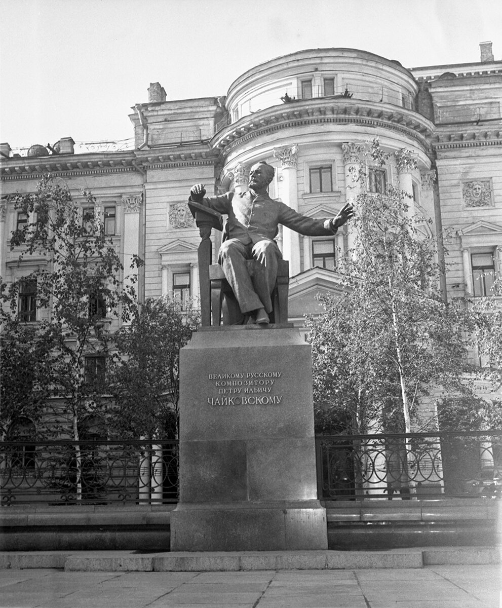 памятник чайковскому в москве