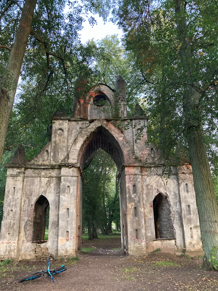 Готические ворота (Часовая башня) 1772-1778 гг, архитектор Старов И. Е.