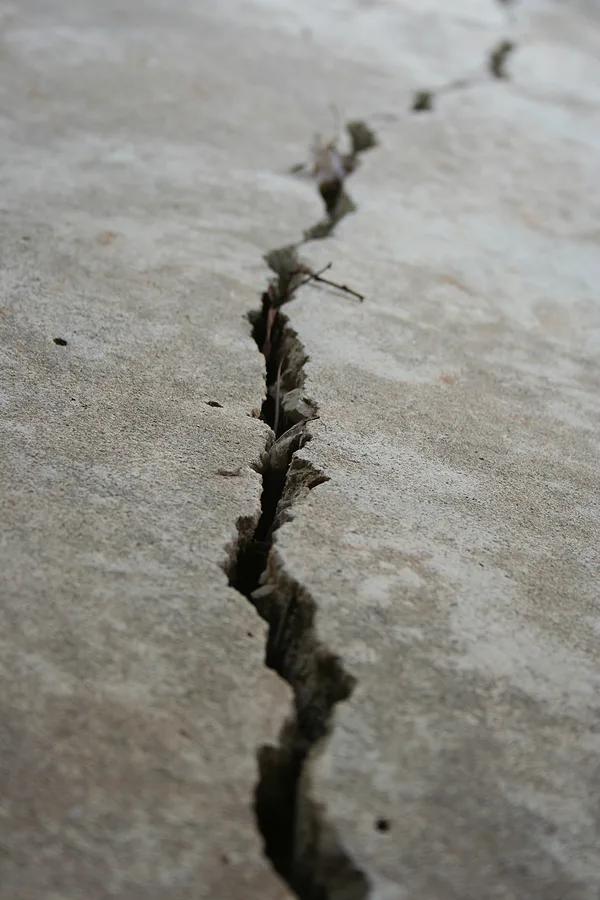 Трещина в строении. Трещина. Трещины в бетоне. Трещины на Камне. Трещины в горных породах.