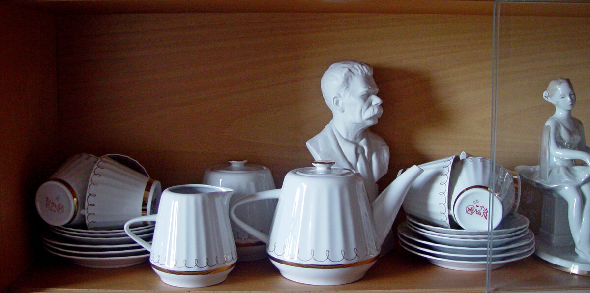 Тот же сервиз, только фото уже без вспышки с естественным освещением. Да темновато на улице - погода не задалась. Трубчатый вытянутый носик чайника, так же как и сама форма предмета, напоминающая перевёрнутое ведро, потрясает архаичностью и отсылает к старинным глиняным изделиям. Каннелюры предполагают КЛАССИЦИЗМ. На АРХАИКУ указывает форма ручек, похожая на перегнутый резиновый шланг или пустотелый стебель однолетника. При этом идёт одновременная отсылка к стилю АР-ДЕКО с его тяготениям к треугольной геометрии ручек. Ну а крышки с хваталками в форме плоских круглых пуговиц - ярчайшая примета самого модернового для пятидесятых-шестидесятых годов нового стиля ЛАКОНИКО-ФУТУРИЗМА. Листаем галерею вправо.