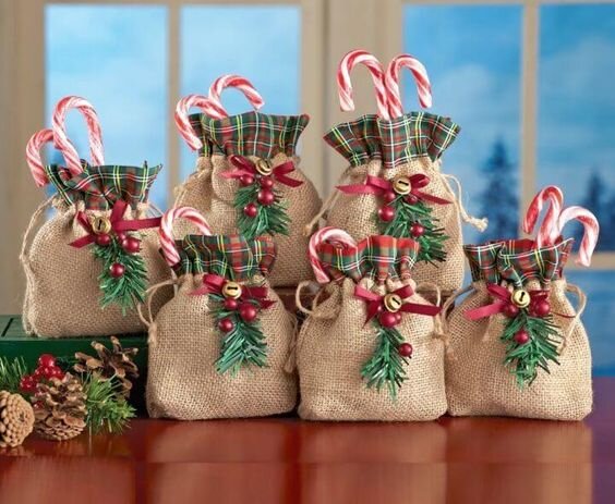 Любители шить всегда могут смастерить замечательные тканевые мешочки для подарков. Сегодня такие можно купить, но сделанные своими руками всегда эксклюзивны и ценны.