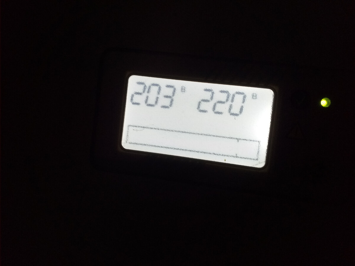 Дисплей инверторного стабилизатора.  Первое значение - входное напряжение. 