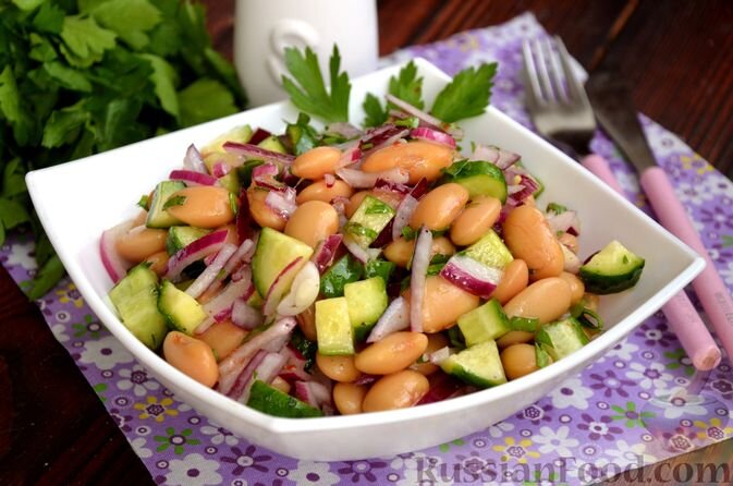 фасоль консервированная, огурцы, лук репчатый, масло оливковое, зелень петрушки, соль, перец молотый, уксус столовый