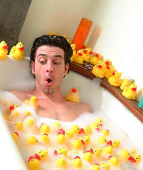 Мужчина в ванной с уточками. Фото с просторов интернета.