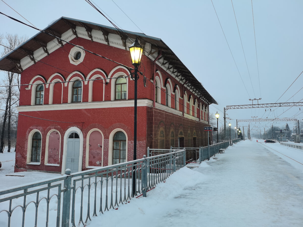 Как же раньше подходили к архитектуре зданий вокзалов, даже на небольших станциях. 