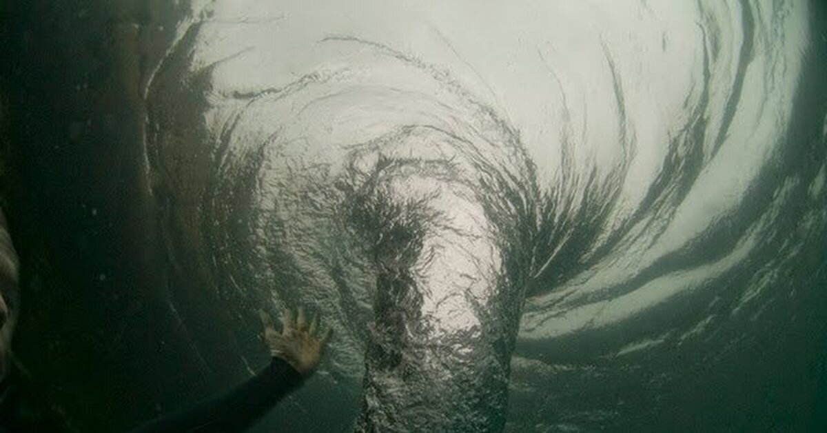 Куда девается море толстой. Водоворот Дени Вильнев. Страшный водоворот. Человек в водовороте. Водоворот под водой.