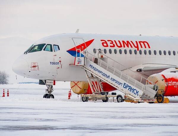 Самолет отстранили от полетов после удара багажной … Foto 18