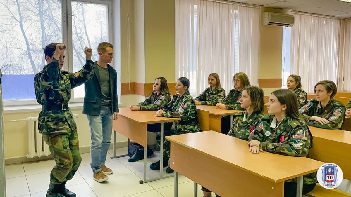 📜Между патриотическими акциями, написанием писем солдатам, парами и занятиями, ребята успели пройти обучение и уже совершили свои первые прыжки с парашютом!