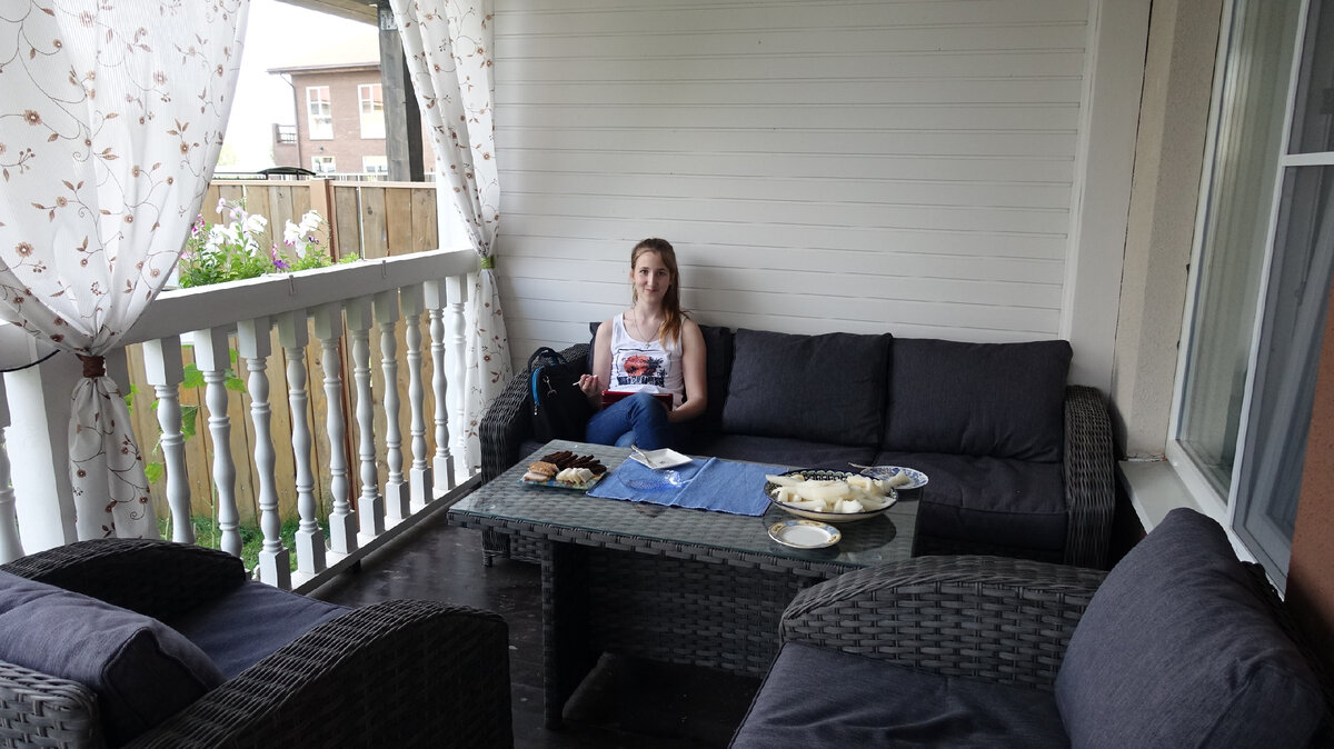 Дочь наша на обычной пристроенной террасе у дизайнера Юли Гуревич