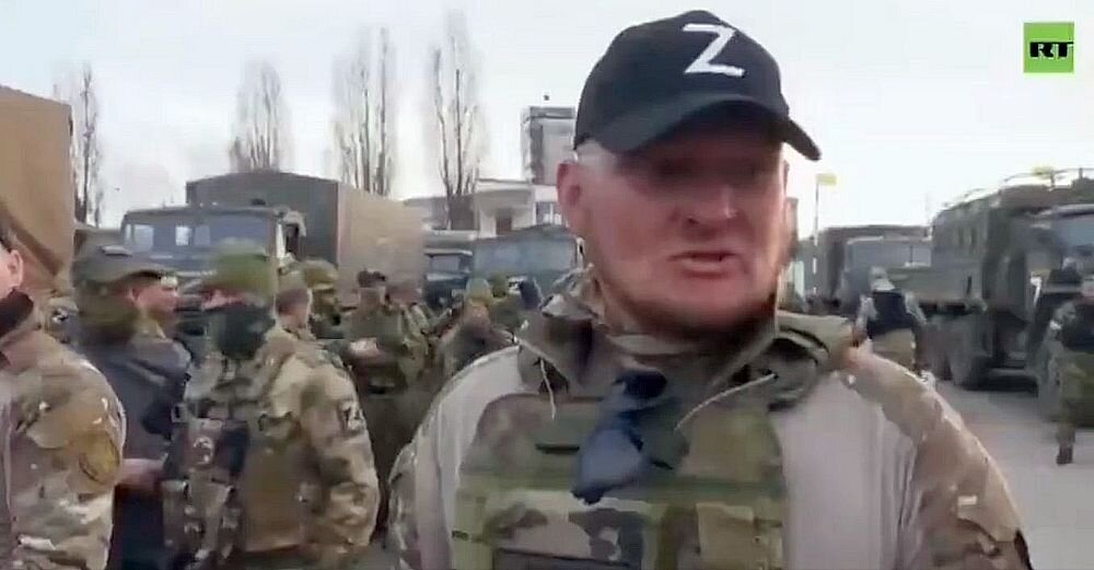 "Каждый мужчина заслуживает уважения своими действиями: защищать чужих детей, которые для нас одинаковые, если они с белой кожей, если они рождены на нашей славянской земле", — говорит доброволец в репортаже RT