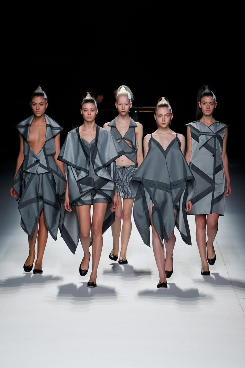 Групповые фотосессии vogue. Подражающий моде 7. Подражание в моде. Подражающий моде 7. Фотомодели на подиуме.