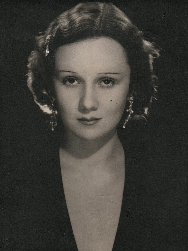 Вера Макинская - будущая жена Имре Кальмана. Ей Кальман посвятил оперетту "Фиалка Монмартра" 1928 г.