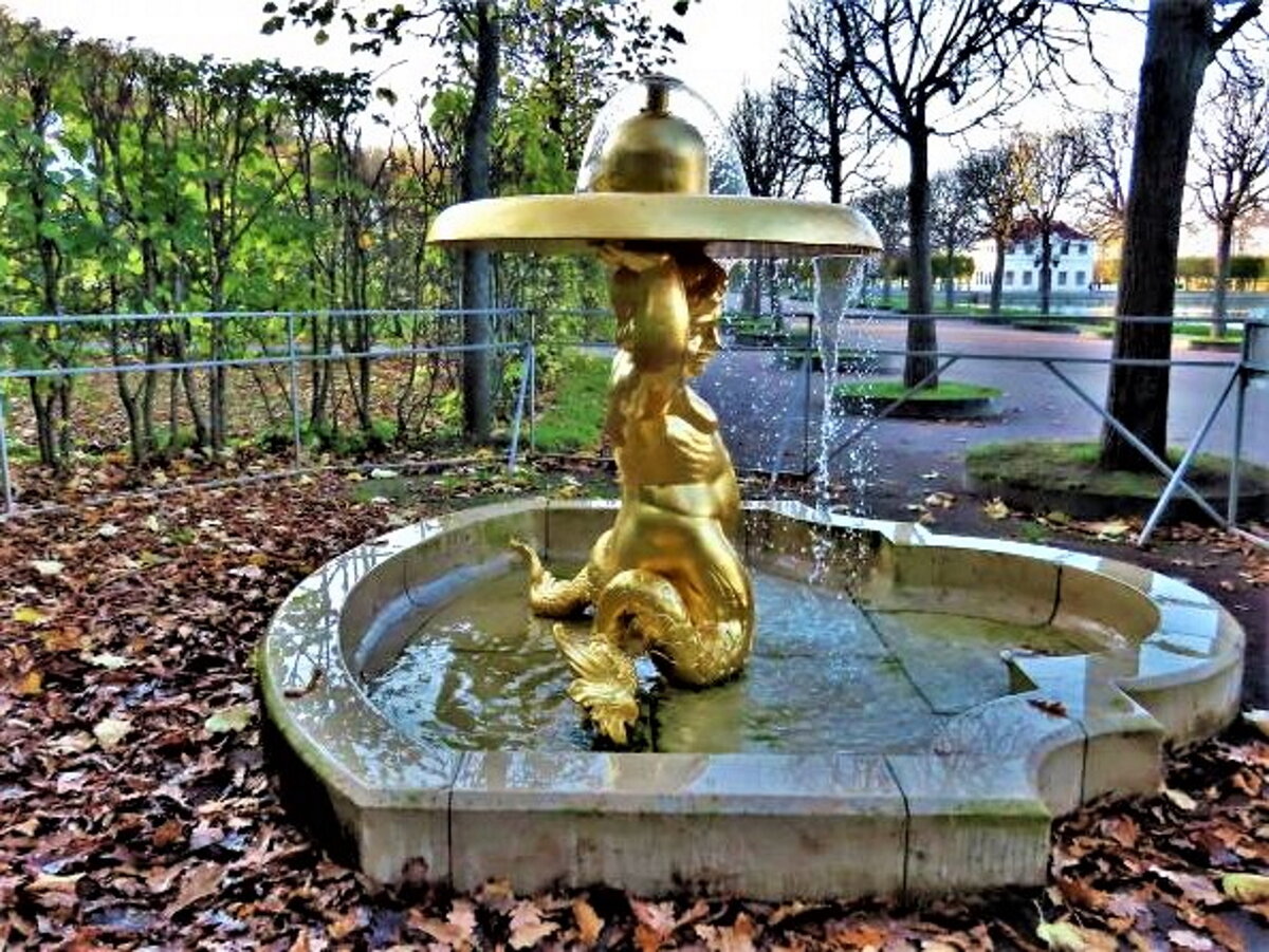 Сливаясь по краям чаши, вода закрывает фигуру тритона прозрачной пеленой в виде второго колокола.