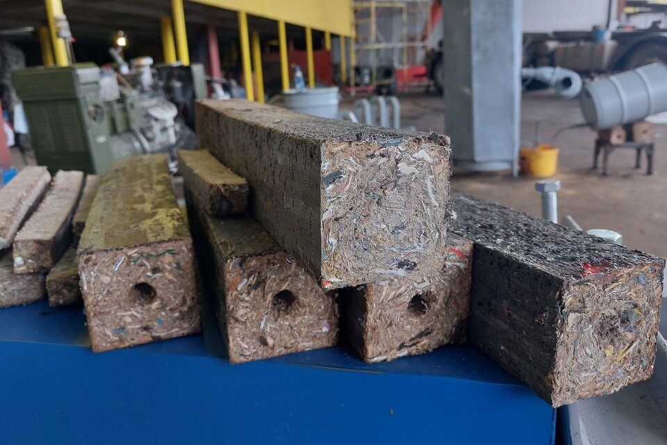     Мусор превращается вот в такие энергетические брикеты - универсальное топливо Ольга СУПОНЕВА