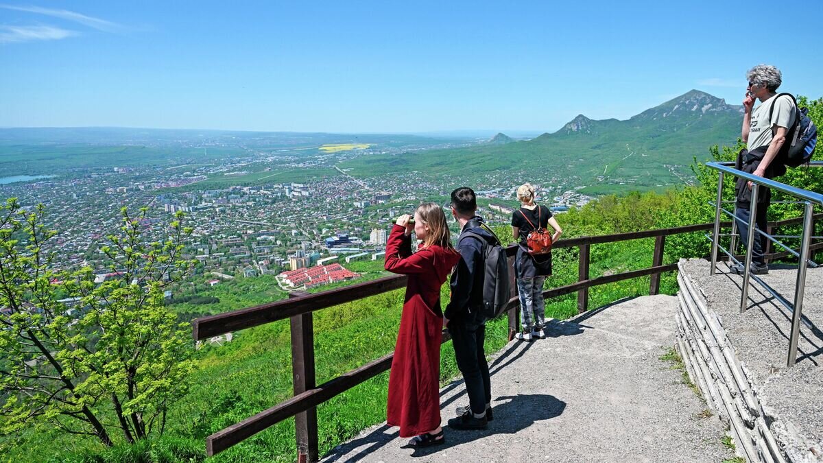    Туристы на вершине горы Машук в Пятигорске© РИА Новости / Григорий Сысоев