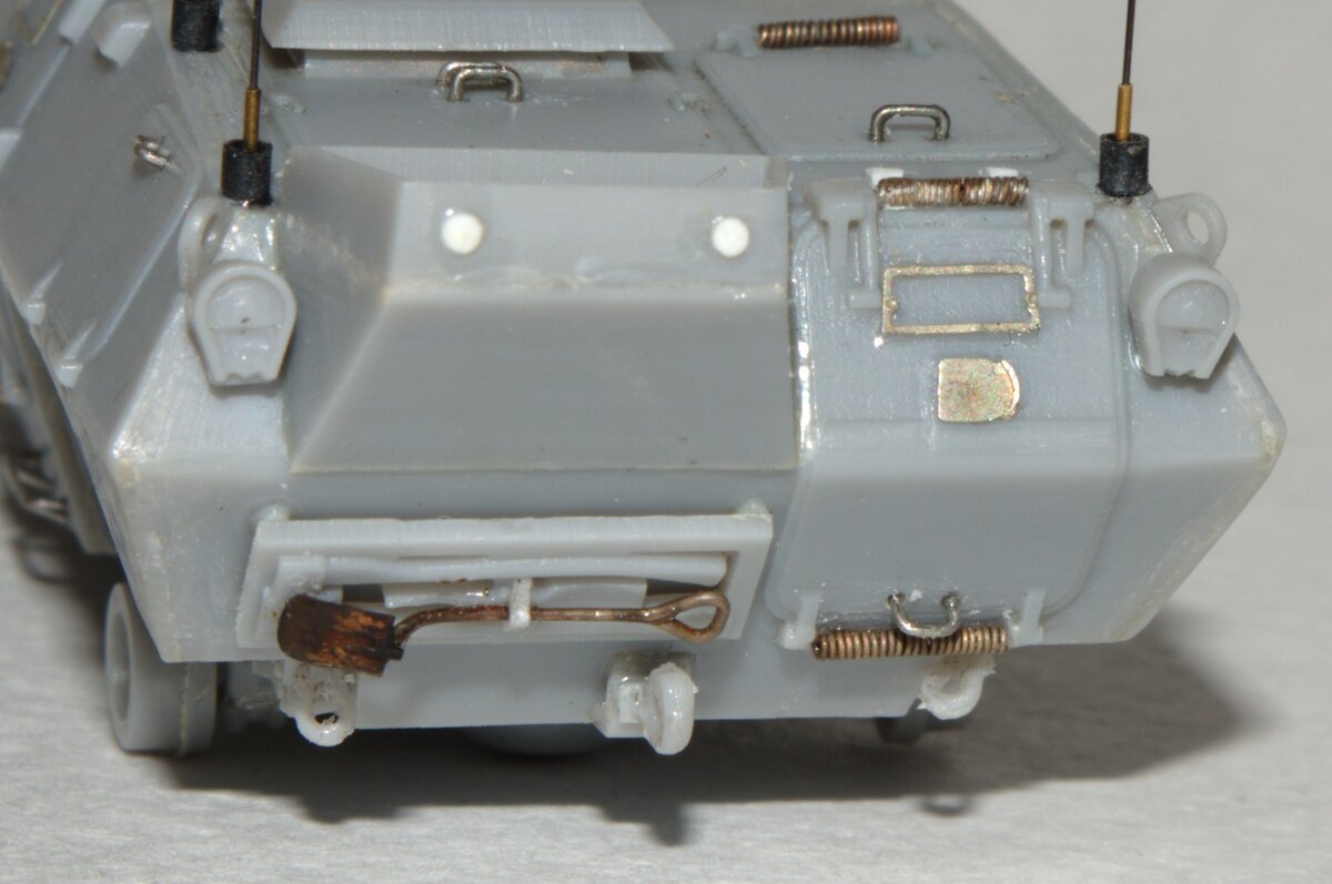 Я потерял совковую лопату из набора. Пришлось изготовить ее заменитель из травленой детали и проволоки. Кстати, на американской технике инструмент полностью окрашен в защитный цвет.