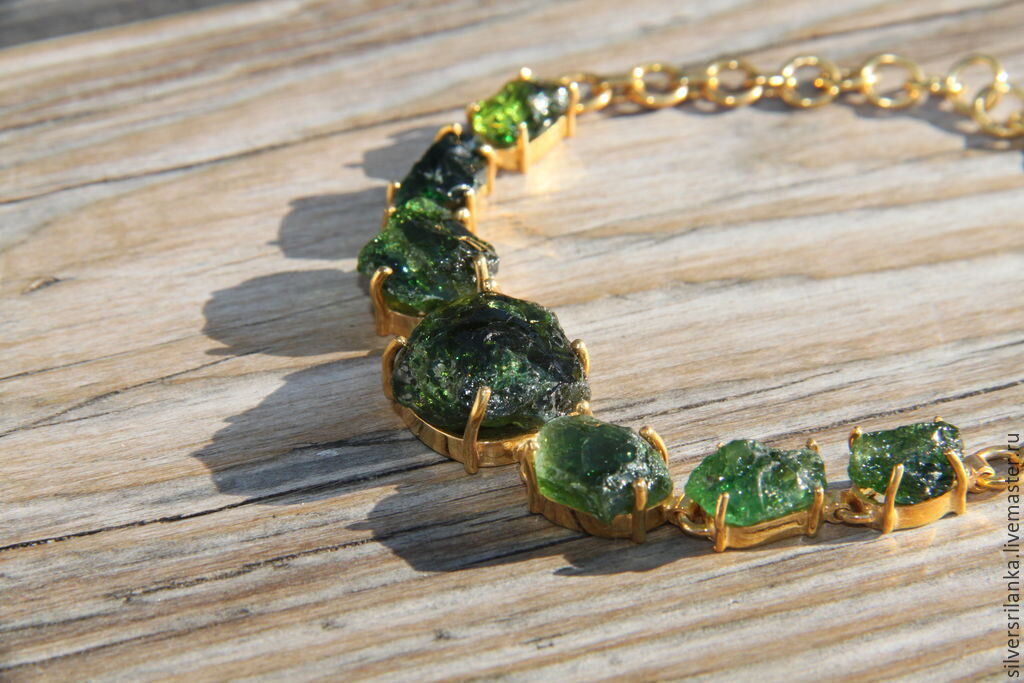 браслет с зелеными турмалинами.