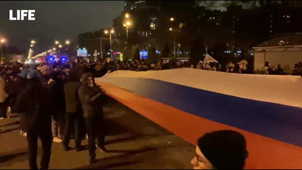 Лайф побывал на шествии в Петербурге с 600-метровым сербско-русским флагом. Видео © LIFE