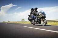 Открывайте неизведанные горизонты!
Увеличенный срок службы шины на 10%** за счет нового высокотехнологичного состава резиновой смеси