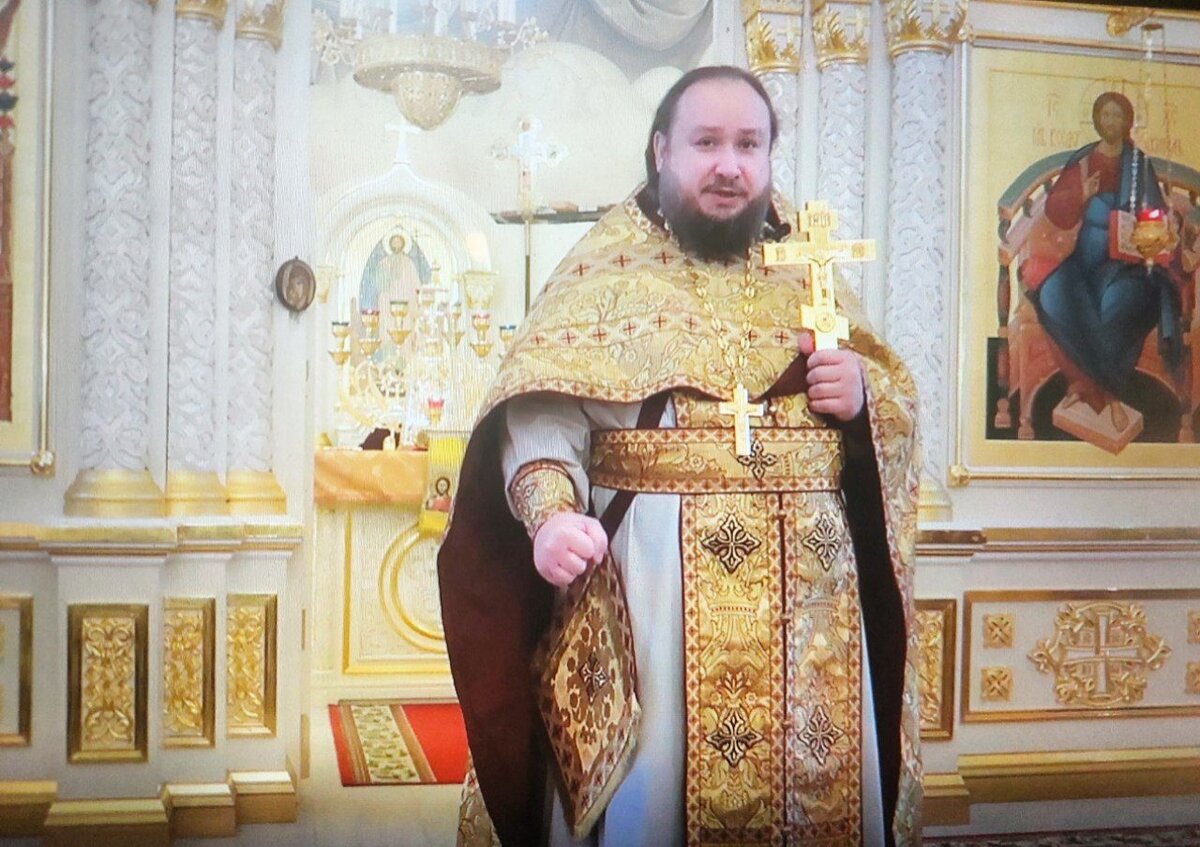 Наш настоятель отец Александр Нарушев. Обращается к духовному спецназу: "Рождественский пост наступил!" Сфотографировала его в одну из проповедей в храме.  