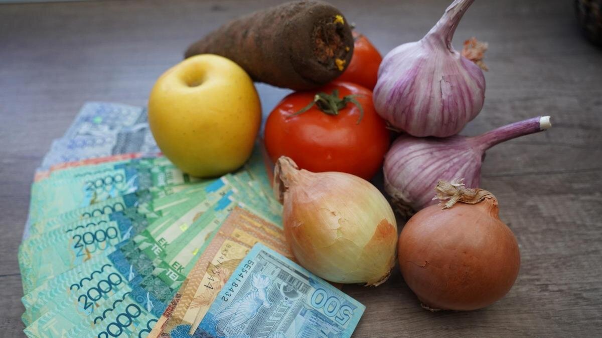    Овощи лежат рядом с купюрами тенге:NUR.KZ/Владимир Третьяков