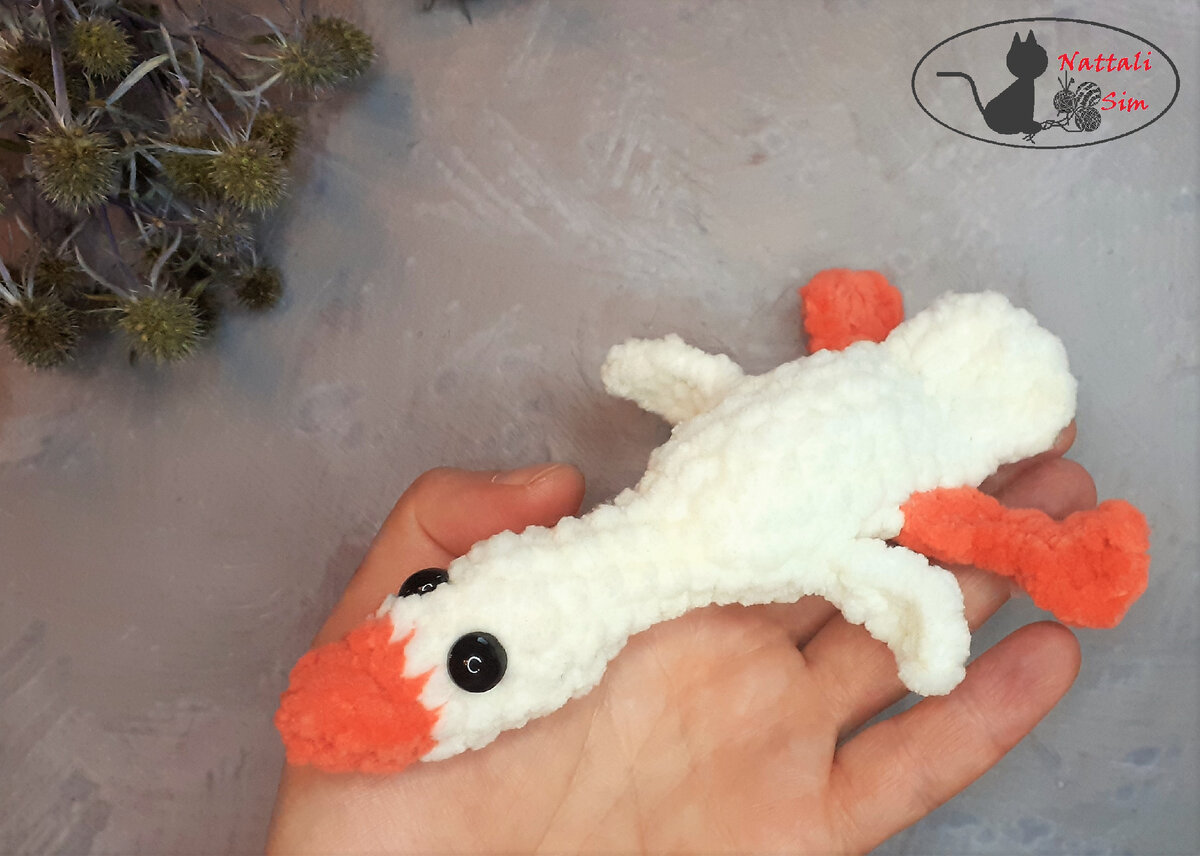 Игрушка и брелок Гусь Обнимусь из пряжи Himalaya dolphin baby