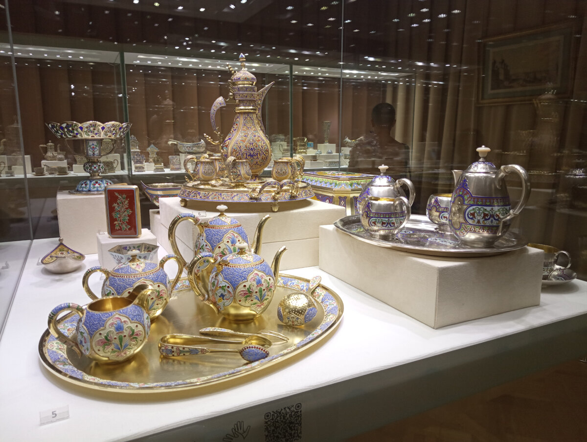 Серебро и эмаль. Вот эта витрина больше всего понравилась и мне, и дочке