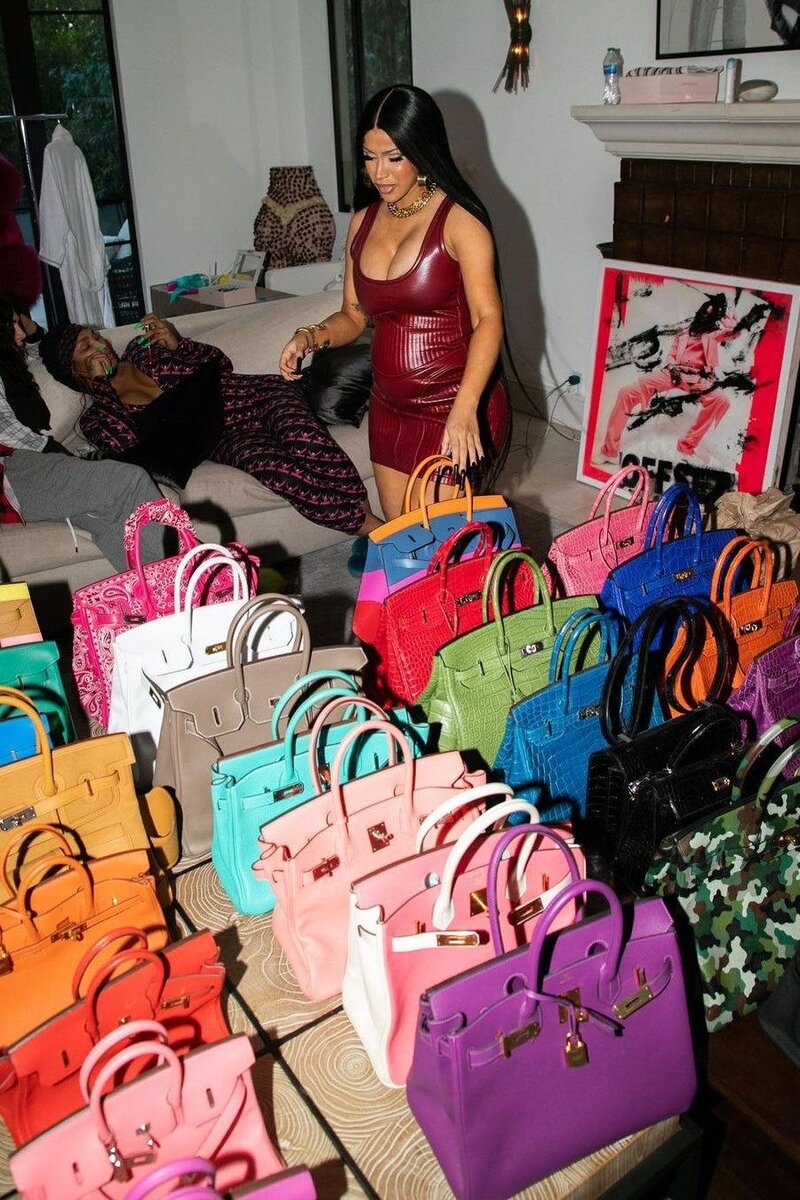 Одна из самых преданных фанаток Birkin — хип-хоп-исполнительница Cardi B со своей впечатляющей коллекцией сумок