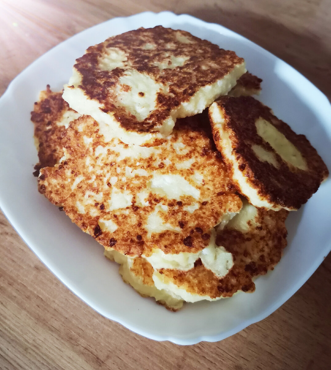 Ингредиенты:
300гр творога (перебить блендером до однородности)
4 яйца 
150 гр твердого сыра (натереть на крупной тёрке)
1/2 ч.л. Соли
1. ч. л разрыхлителя
120-150гр муки 

Все перемешать и готовить на слабом огне под закрытой крышкой с двух сторон.
