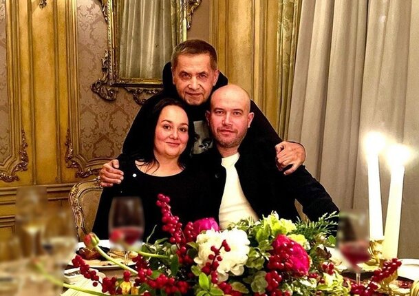 Расторгуев нашел общий язык и стал вновь общаться с сыном от первого брака. На фото – с сыном и невесткой. 