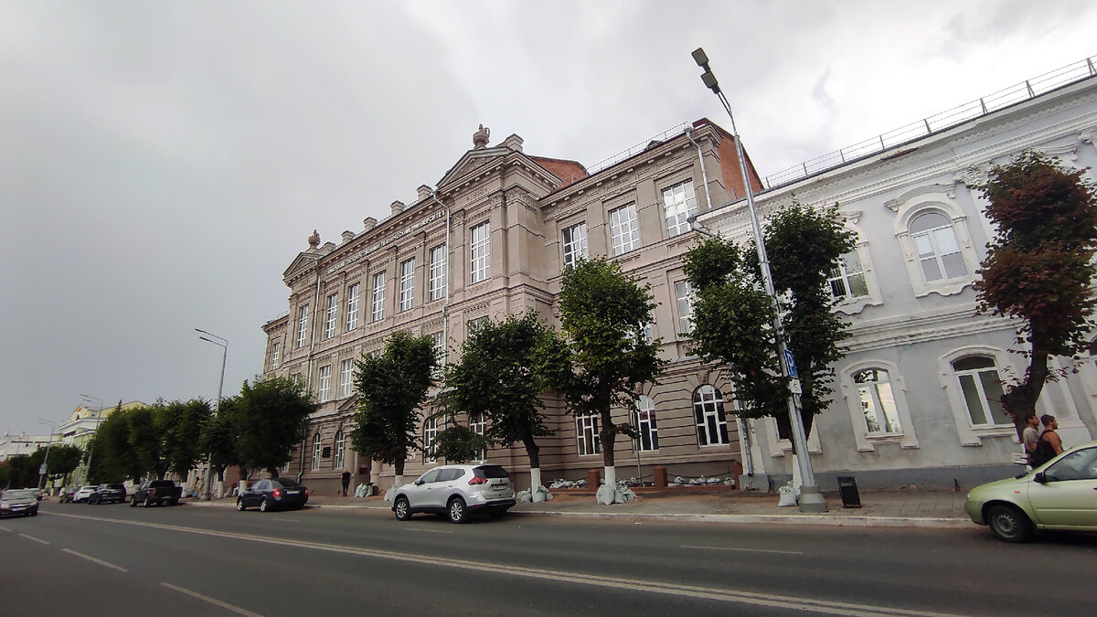 Город Сызрань. Улица Советская, 45. Сызранский филиал СамГТУ. Фотография 2023 года. Идут работы по устройству подсветки здания.