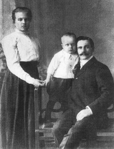Путин Спиридон Иванович со своей женой Ольгой Ивановной и сыном Михаилом, 1910 год