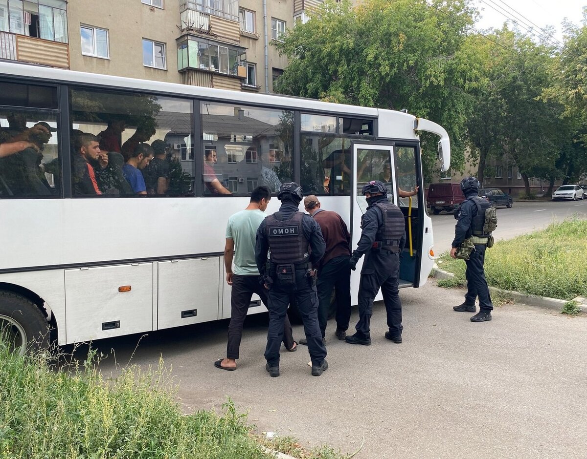 В поле зрения силовиков рынки, стройки, тепличные хозяйства и места жительства иностранных специалистов. Фото: пресс-служба ГУ МВД России по Челябинской области.
