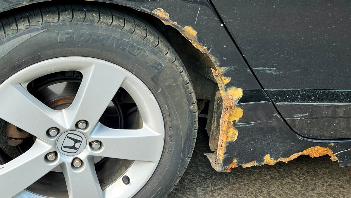 Такую ржавчину придется удалять долго, но все возможно.