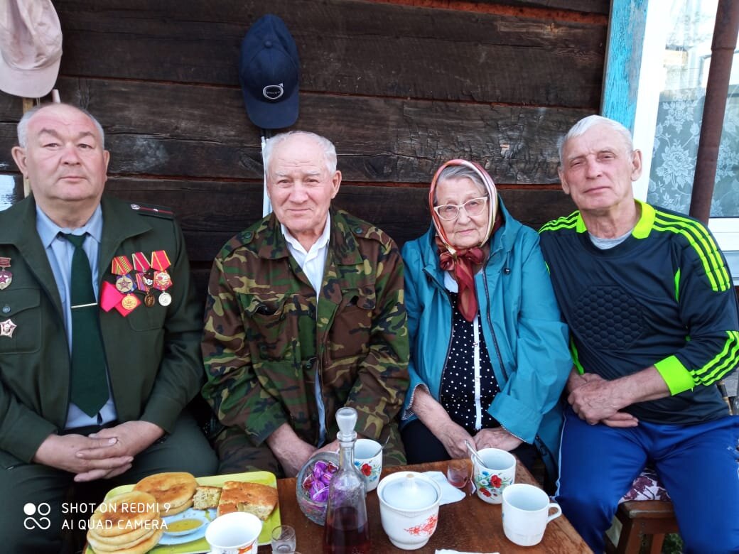 Папа (в форме). Со своими родителями (в центре). И дядькой (справа). 9 мая 2022 года