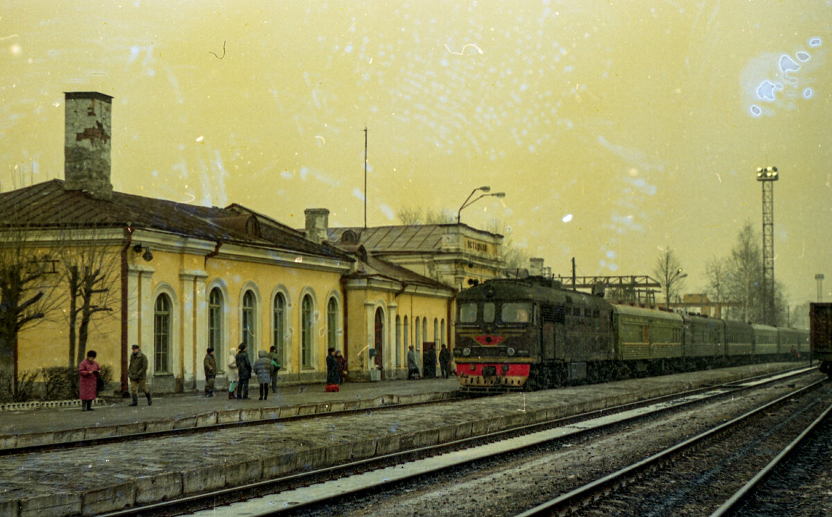 Станция Осташков в середине 90-х, с запечатлённым на снимке прибывающим пассажирским поездом Бологое-Великие Луки с очень красивым на мой взгляд тепловозом ТЭП60 в характерной тёмно-бордовой окраске. Фото: Михаил Тиунчик