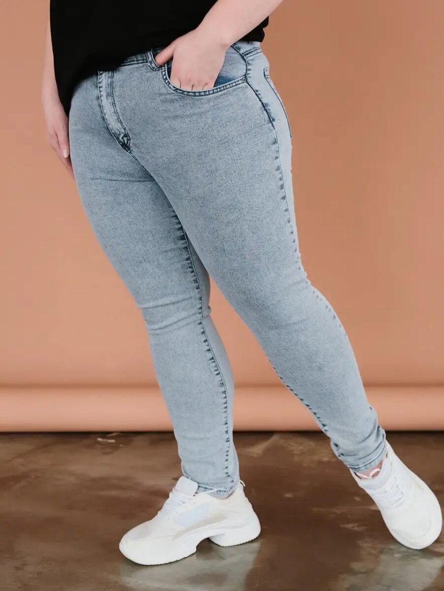 Скинни, которые почему-то до сих пор покупают, выделяют все нюансы фигуры, смотрятся дёшево