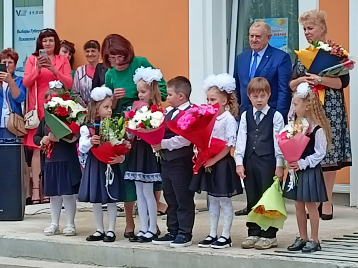 Чтение стихов. Обычная пропорция: на пять ответственных девочек два ответственных мальчика. К шестому классу девочки уполовинятся, а мальчики исчезнут