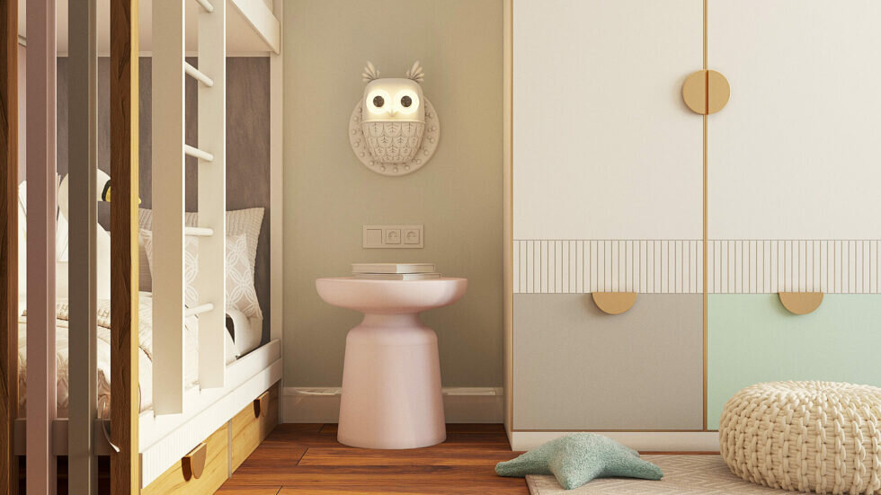 Веселая сова рядом с кроваткой