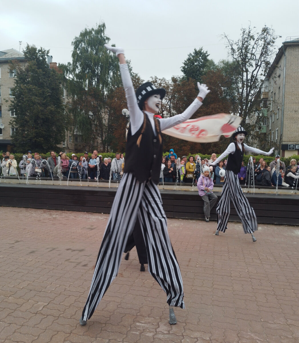 По уже сложившейся традиции, в Туле,  в дни города проходит "Театральный дворик".  В этом году- это уже XV Международный фестиваль уличных театров. 9/09/2023. 16:00.-15