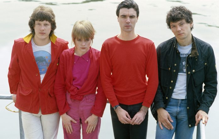 Talking Heads позируют в Амстердаме, в июне 1977 года. Слева направо Крис Франц, Тина Веймут, Дэвид Бирн, Джерри Харрисон. (Фото: Gijsbert Hanekroot/Redferns)