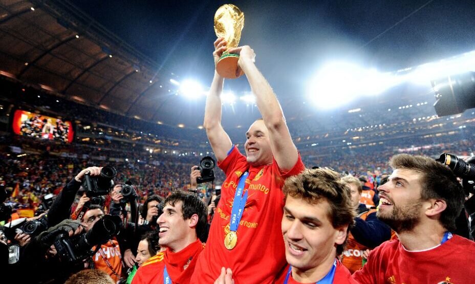    Андрес Иньеста (в центре), по словам переводчика, был единственным профессионалом и семьянином в сборной Испании. Фото: Global Look Press