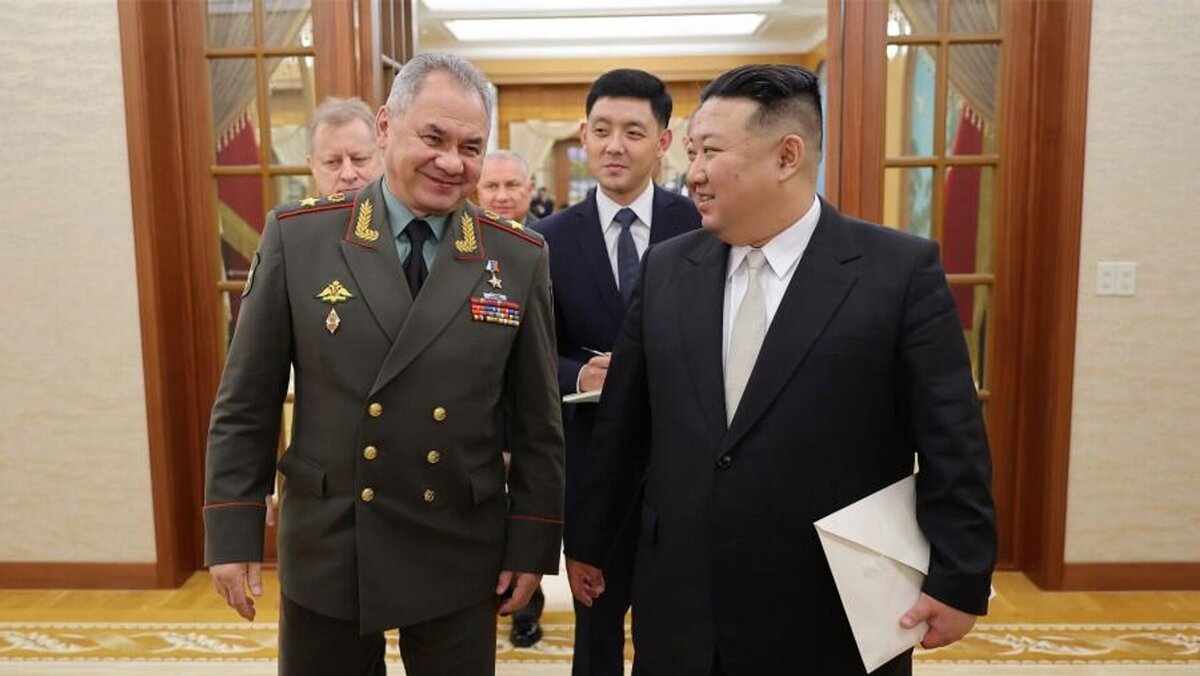 В июле этого года Северную Корею посетил Министр Обороны РФ Сергей Шойгу. Поводом для посещения было 70-летие окончания Корейской войны. Но стоит ли сомневаться, что это всего лишь повод?-1-2
